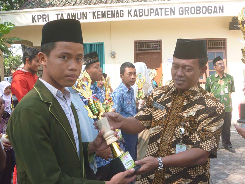 Penyerahan Piala KSM dan Aksioma Tingkat Kabupaten Tahun 2015 (3)