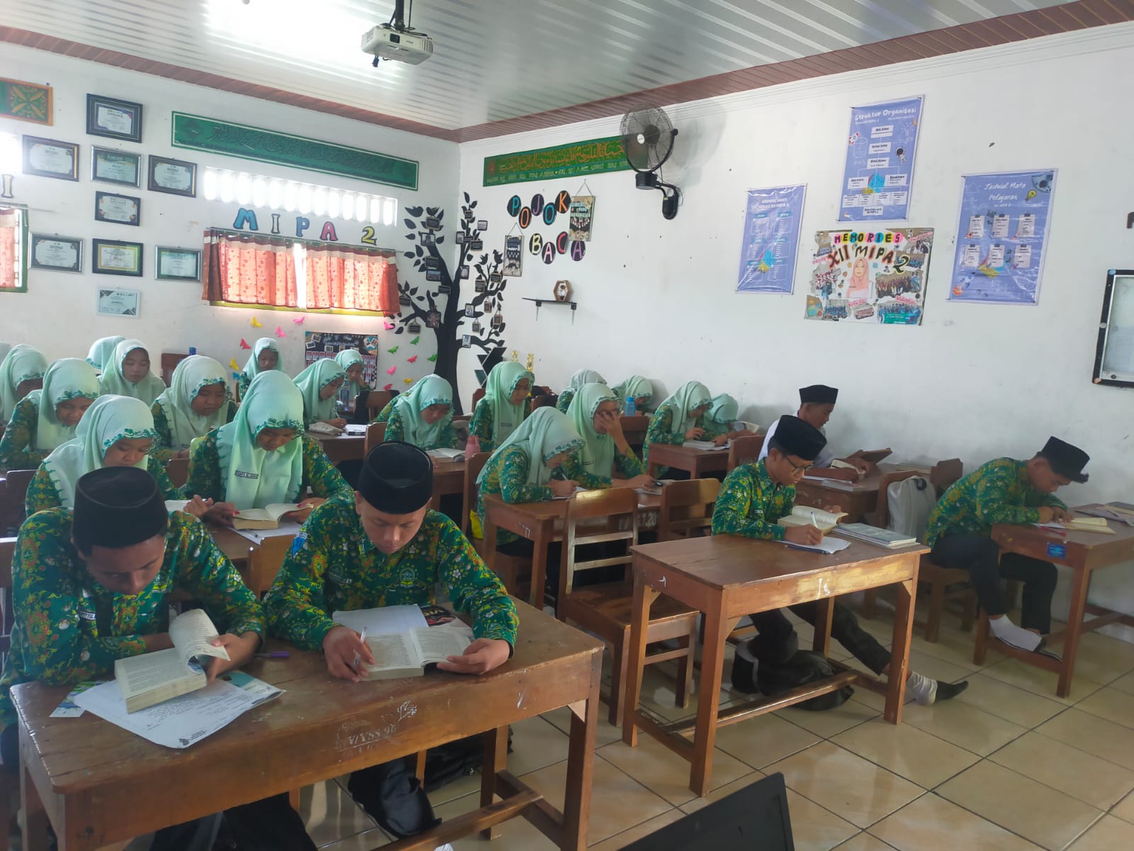 Gerakan Literasi Madrasah: Bersama Mewujudkan Generasi Cerdas di MA Sunniyyah dengan Gemar Membaca