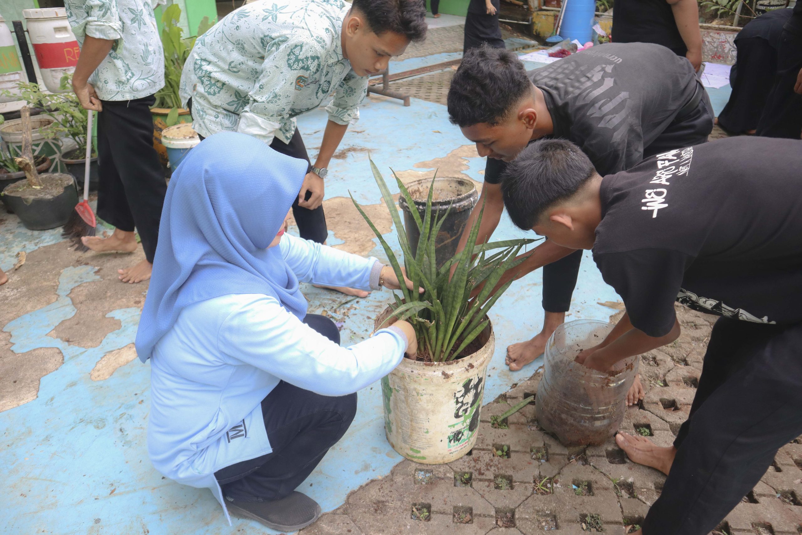 Wujudkan Madrasah Bersih dan Asri, Warga MA Sunniyyah Selo Lakukan Aksi Gotong Royong
