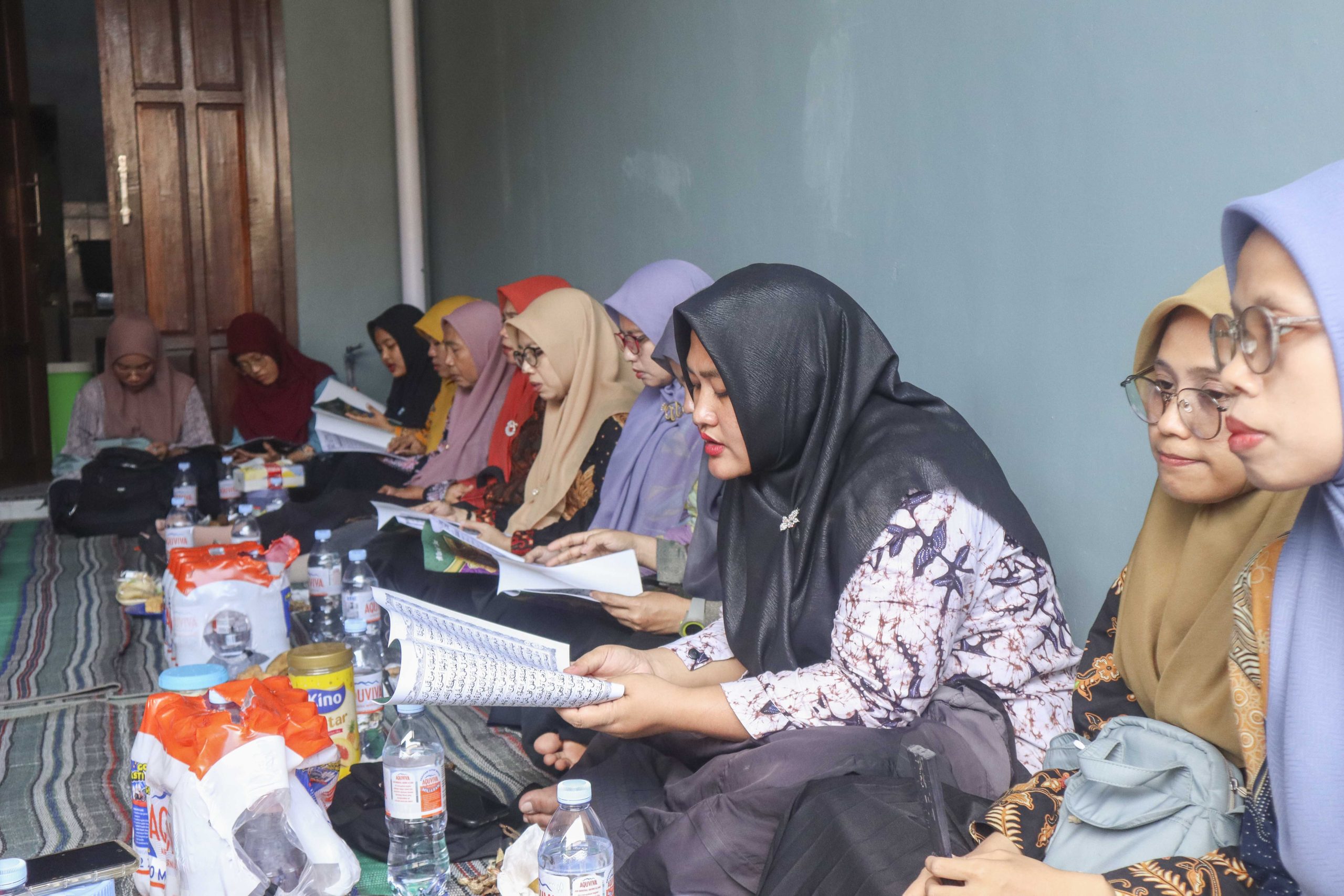 Guru dan Karyawan MA Sunniyyah Gelar Khataman Al-Qur’an dan Pertemuan Triwulan