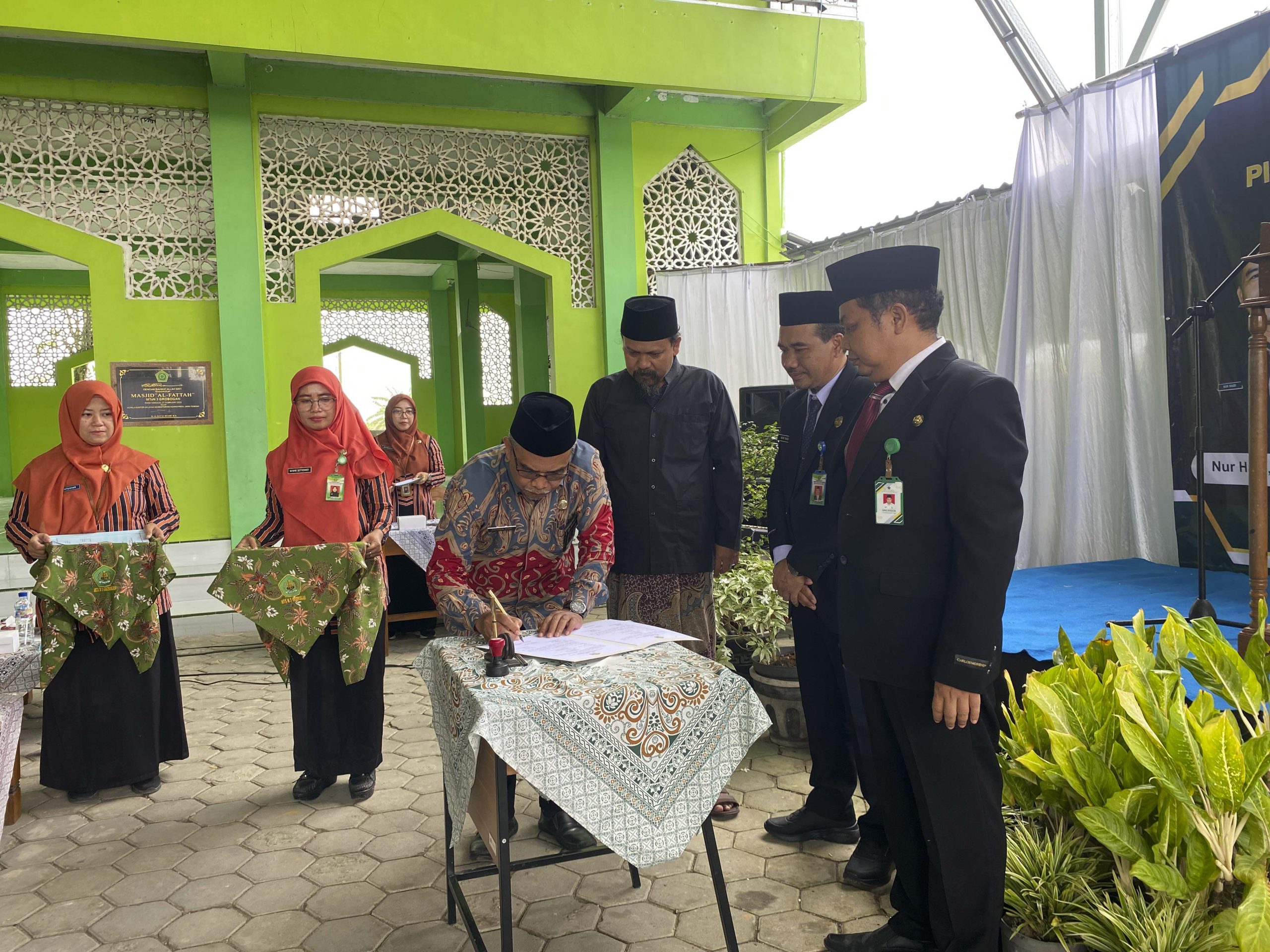 Keluarga Besar MA Sunniyyah Hadiri Pisah Sambut Kepala MTsN 3 Grobogan, Antar Bina Anshori Menuju Amanah Baru