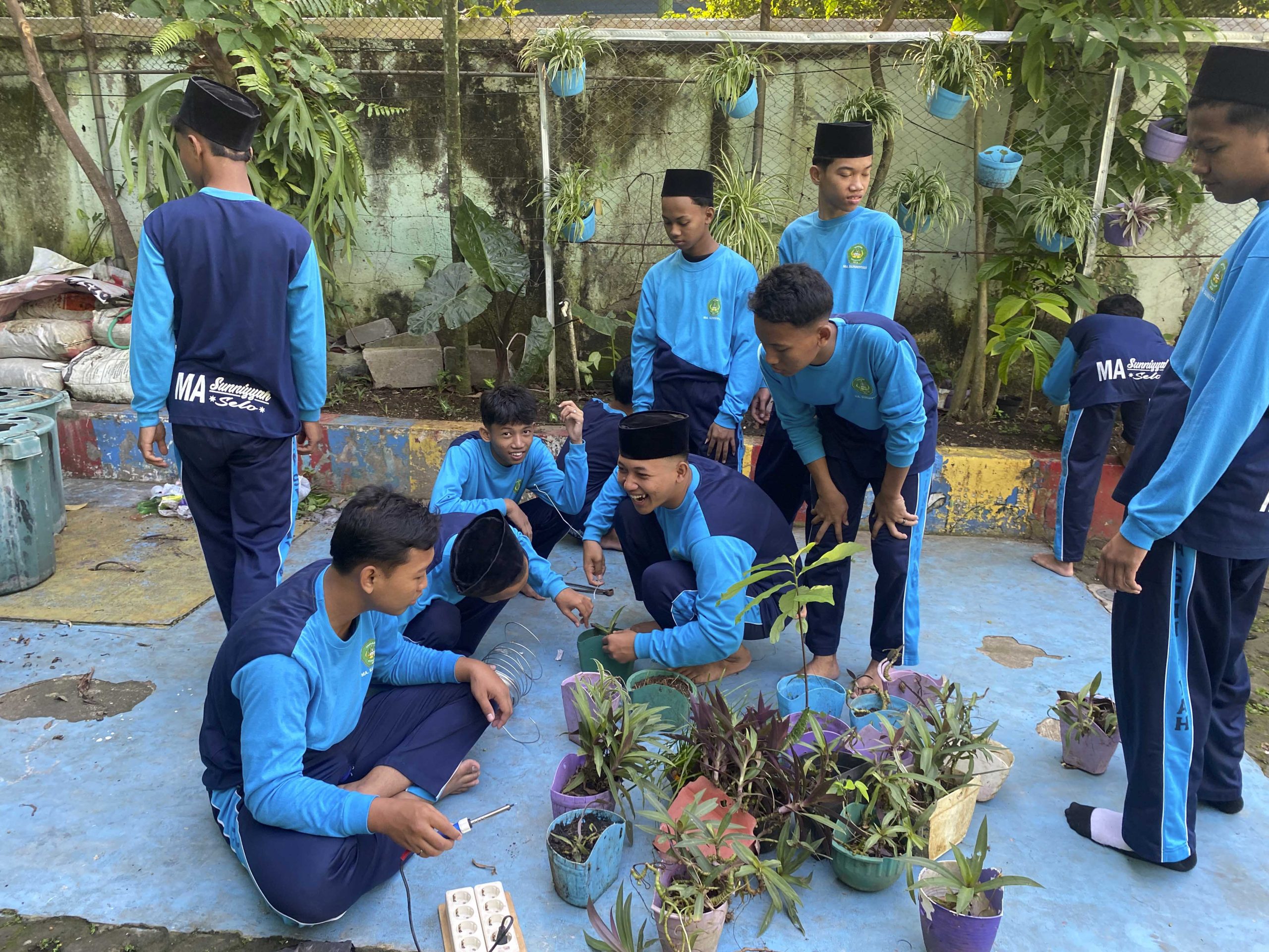 Semangat Kamis Bersih di MA Sunniyyah, Wujud Nyata Kepedulian terhadap Lingkungan