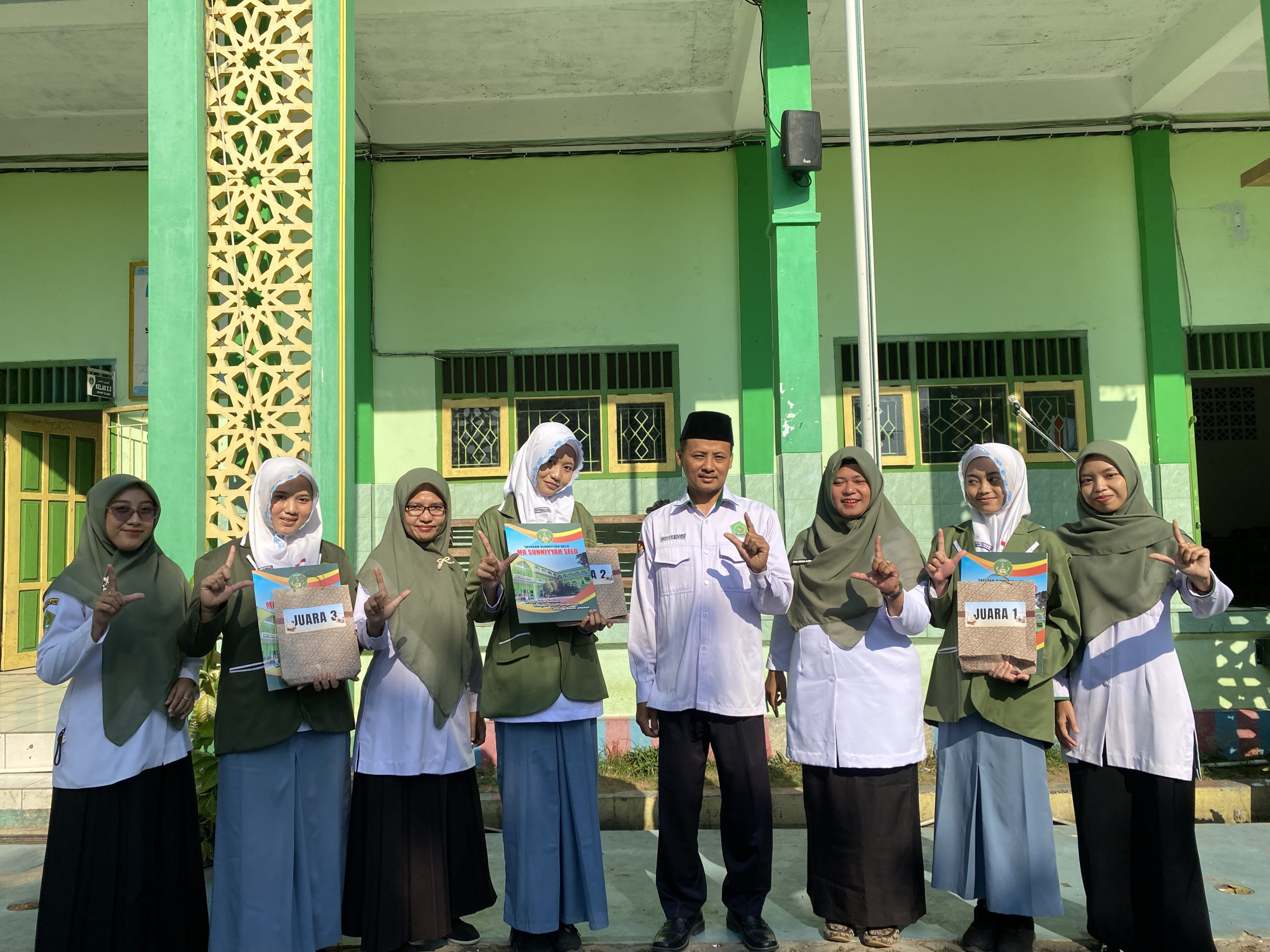 Perpustakaan Aksara Bagikan Hadiah Pemenang Lomba Resensi dan Video Resensi Buku
