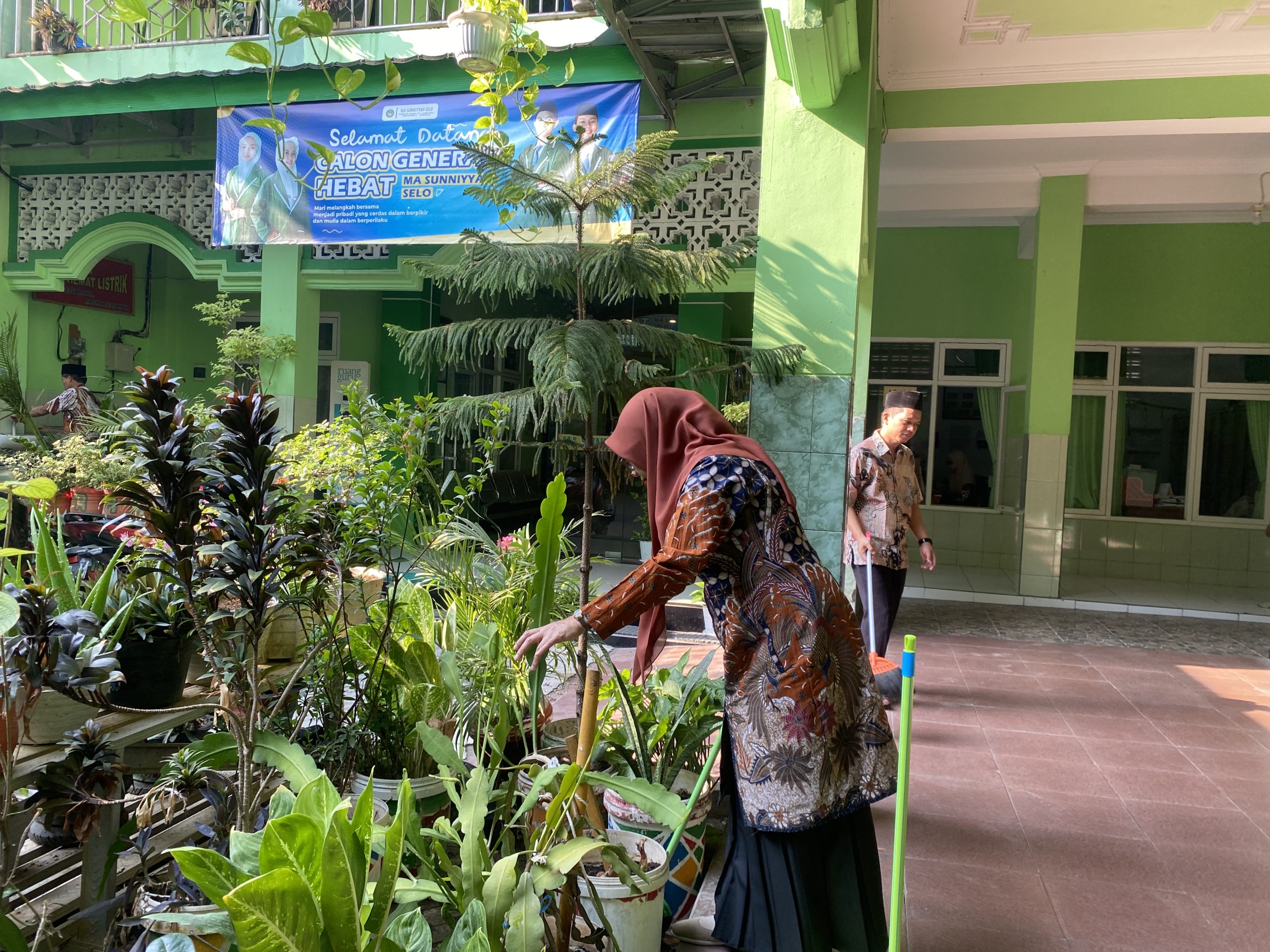 Satu Gerakan, Sejuta Kebaikan: Warga MA Sunniyyah Selo Bersama Menjaga Kebersihan Lingkungan